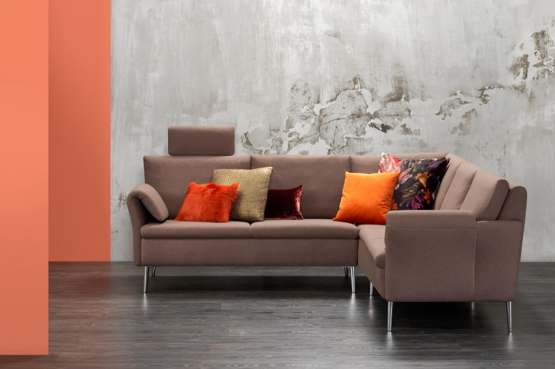 horst-collection-schweiz-switzerland-suisse-spiez-sofa-canape-design-moebel-furniture-meubles-braun-brown-brun-stoff-fabric-tissu