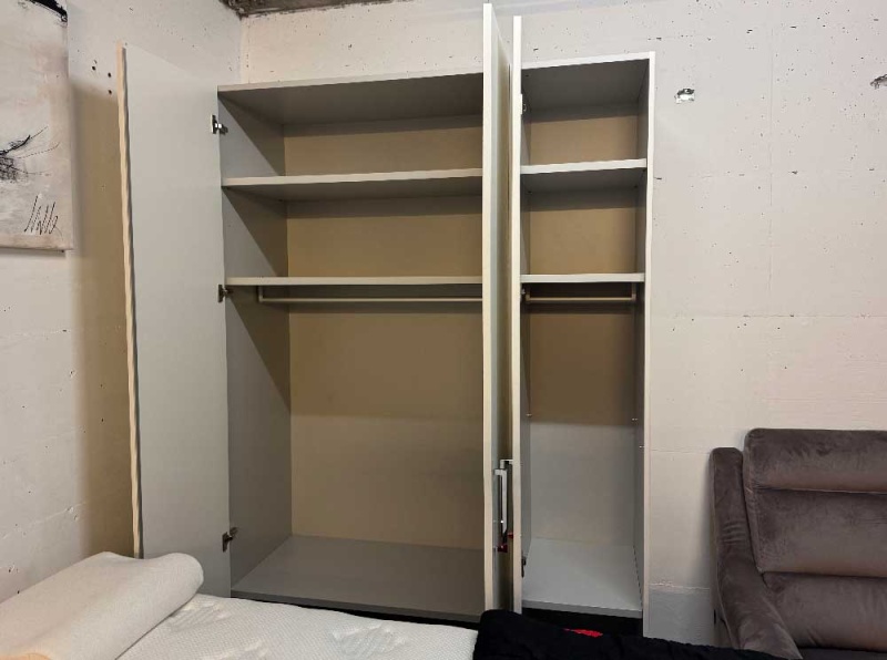 armoire-blanche-3-portes-ouverte